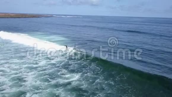 从海面上的冲浪者的视野视频的预览图