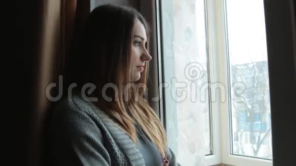 窗外悲伤的女孩在想什么视频的预览图