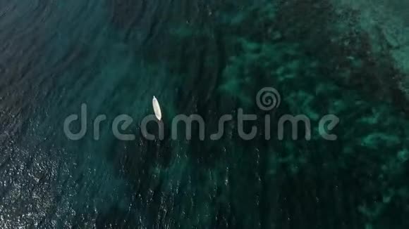 巴厘岛的孤舟视频的预览图