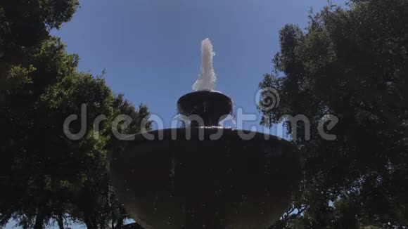 喷泉水从4K30英尺长的喷口涌出视频的预览图