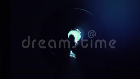 钥匙孔外的灯光视频的预览图