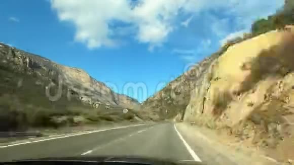 汽车穿山越岭视频的预览图