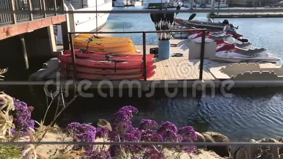 橙色和黄色的皮划艇在4K喷气式滑雪板旁边很容易堆放视频的预览图