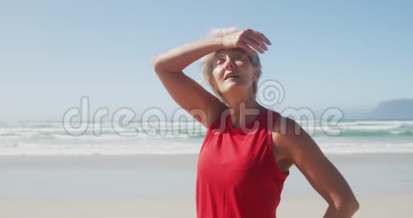疲惫的老女人在海滩上视频的预览图