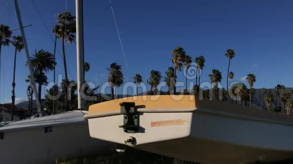 两个帆船船体框架一个风景如画的圣巴巴拉街4K视频的预览图