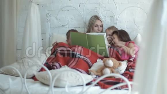 妈妈和孩子们看书视频的预览图