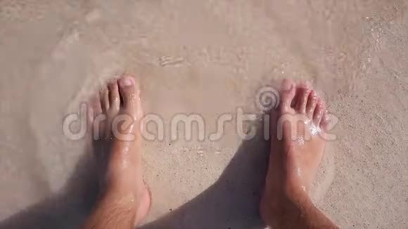 坐在沙滩上视频的预览图