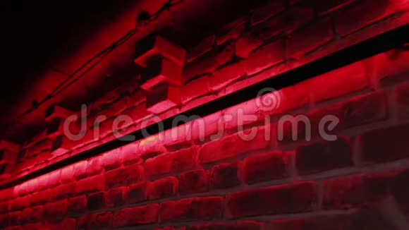 有红灯的砖墙视频的预览图