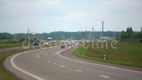 高速公路上的全景汽车视频的预览图