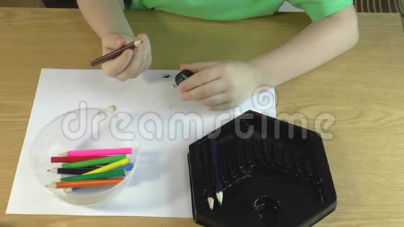 婴儿削铅笔视频的预览图