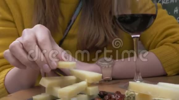 奶酪和葡萄酒视频的预览图