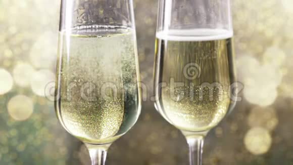在金色的背景下用金色的气泡填充香槟黄金豪华假日的概念新年快乐视频的预览图