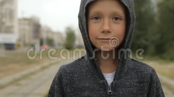街上一个穿黑帽的男孩视频的预览图