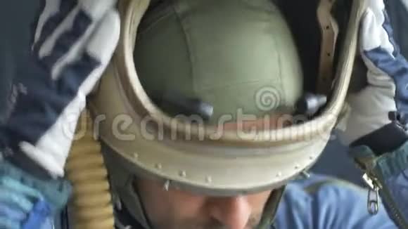 宇航员戴上头盔视频的预览图