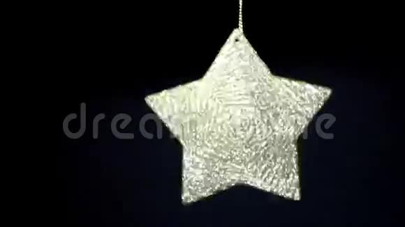 圣诞节背景银星在黑色上旋转视频的预览图