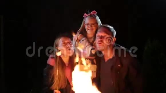 幸福的家庭烤棉花糖过度篝火视频的预览图