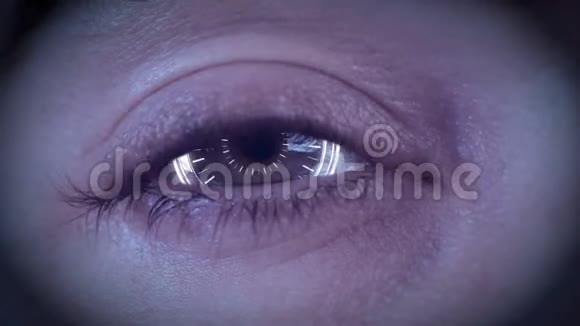 高科技网络眼睛的特写镜头将眼睛放大到黑色视频的预览图