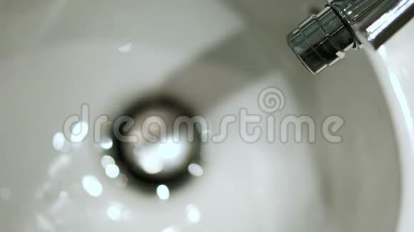 在浴盆里冲洗水视频的预览图