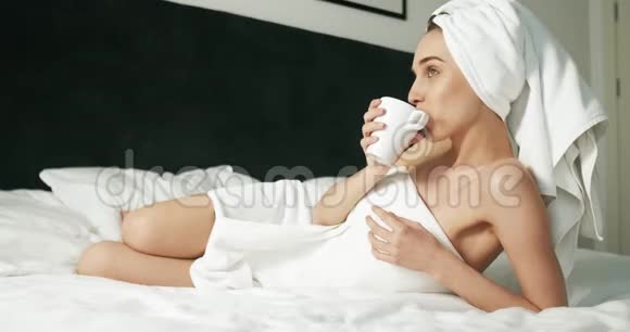 淋浴后喝咖啡视频的预览图