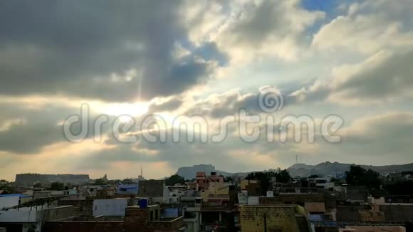 印度Jodhpur市即将到来的云层和日落景色的延时录像4k段视频的预览图