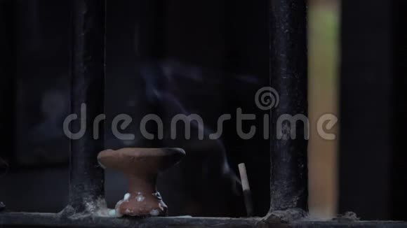 在尼泊尔的一个寺庙里燃烧视频的预览图