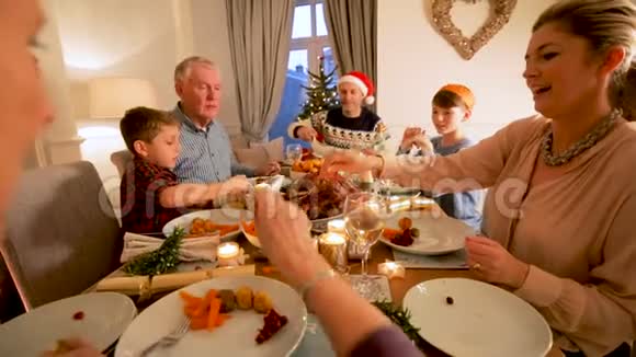 一家人享受圣诞晚餐视频的预览图