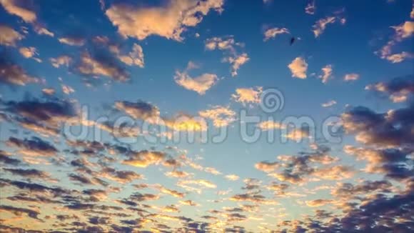 日落时分彩云的时间流逝录像视频的预览图