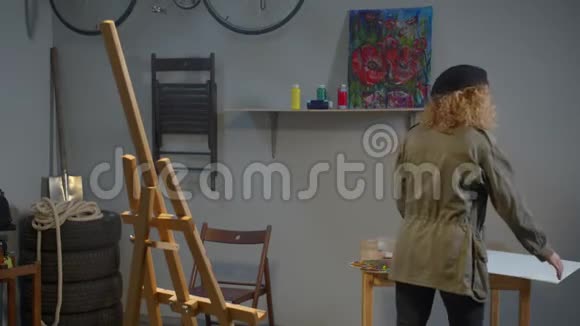 女人把帆布放在画架上视频的预览图