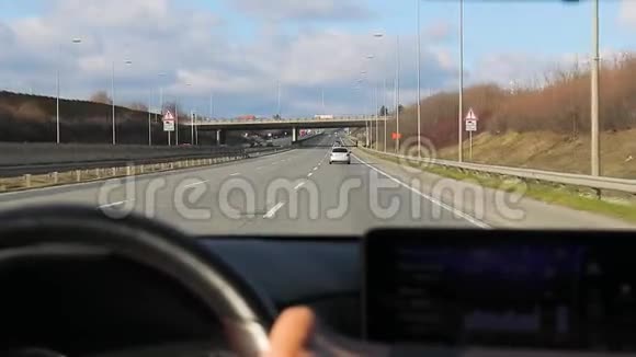 在高速公路上开车视频的预览图