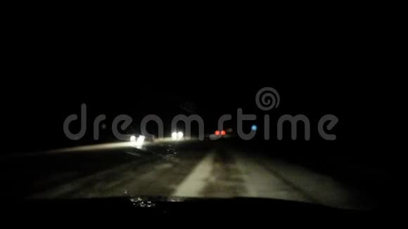 夜路上降雪视频的预览图