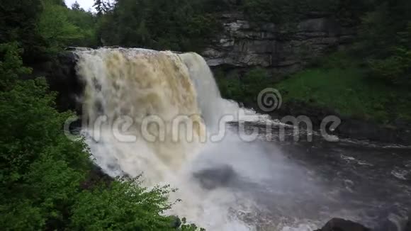黑水瀑布的景色视频的预览图