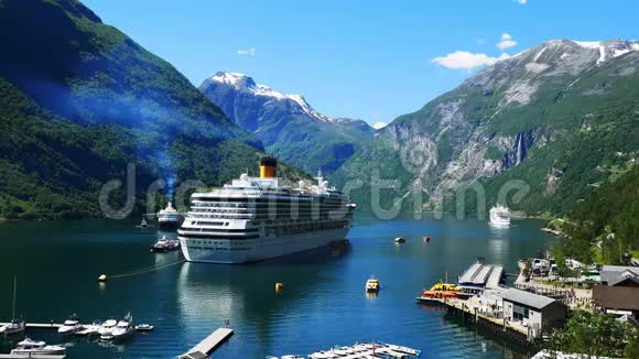 壮观的剪辑Geiranger峡湾和山脉与雪和瀑布游轮和渡船运载游客视频的预览图