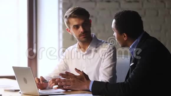 快乐的白人男性客户握手非洲经理签署合同视频的预览图
