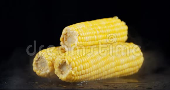 新鲜的玉米和凉爽的蒸汽视频的预览图