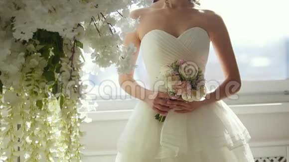 婚纱上漂亮的模特和新娘花束视频的预览图