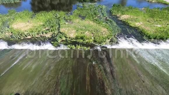 水坝上的水流视频的预览图