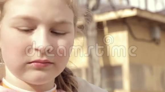 在户外公园吃甜甜圈的少女视频的预览图