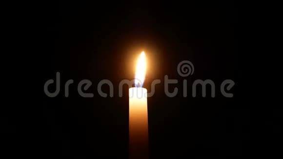 白色蜡烛在黑暗中燃烧视频的预览图