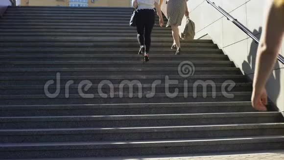 肥胖夫妇一起走在楼梯上年轻人超重的问题视频的预览图