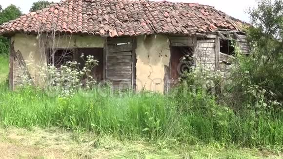 在废弃的老屋前视频的预览图