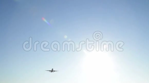 飞机穿越天空视频的预览图
