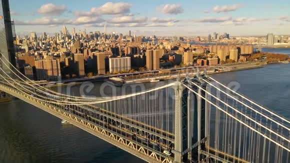 曼哈顿大桥穿过纽约市的东河游船在下面行驶视频的预览图