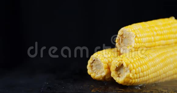 新鲜的玉米和凉爽的蒸汽视频的预览图