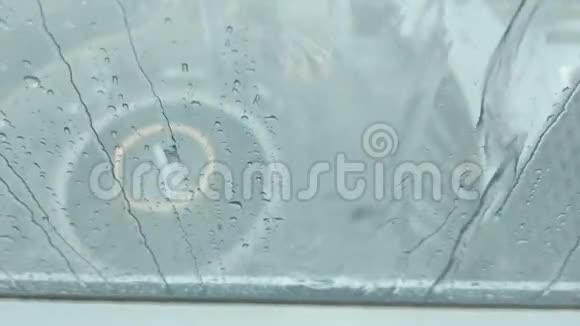 窗户上的雨水视频的预览图