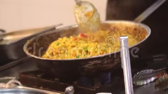 烹饪米饭的细节视频的预览图