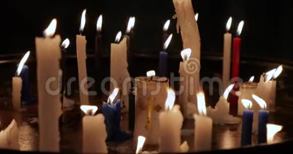 黑暗教堂里的蜡烛视频的预览图