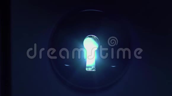 钥匙孔外面的灯视频的预览图