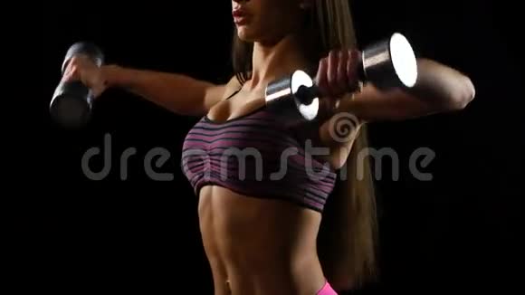 一位年轻女子在健身房锻炼体重的特写镜头视频的预览图