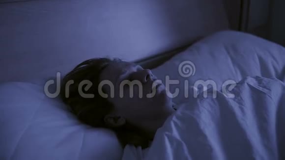沉睡的女人梦因梦魇而中断视频的预览图