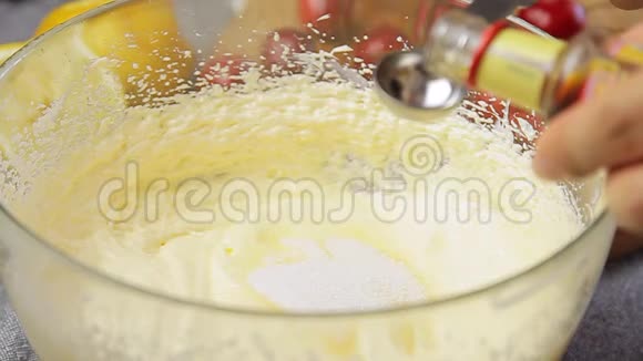 在奶油碗上加入风味视频的预览图